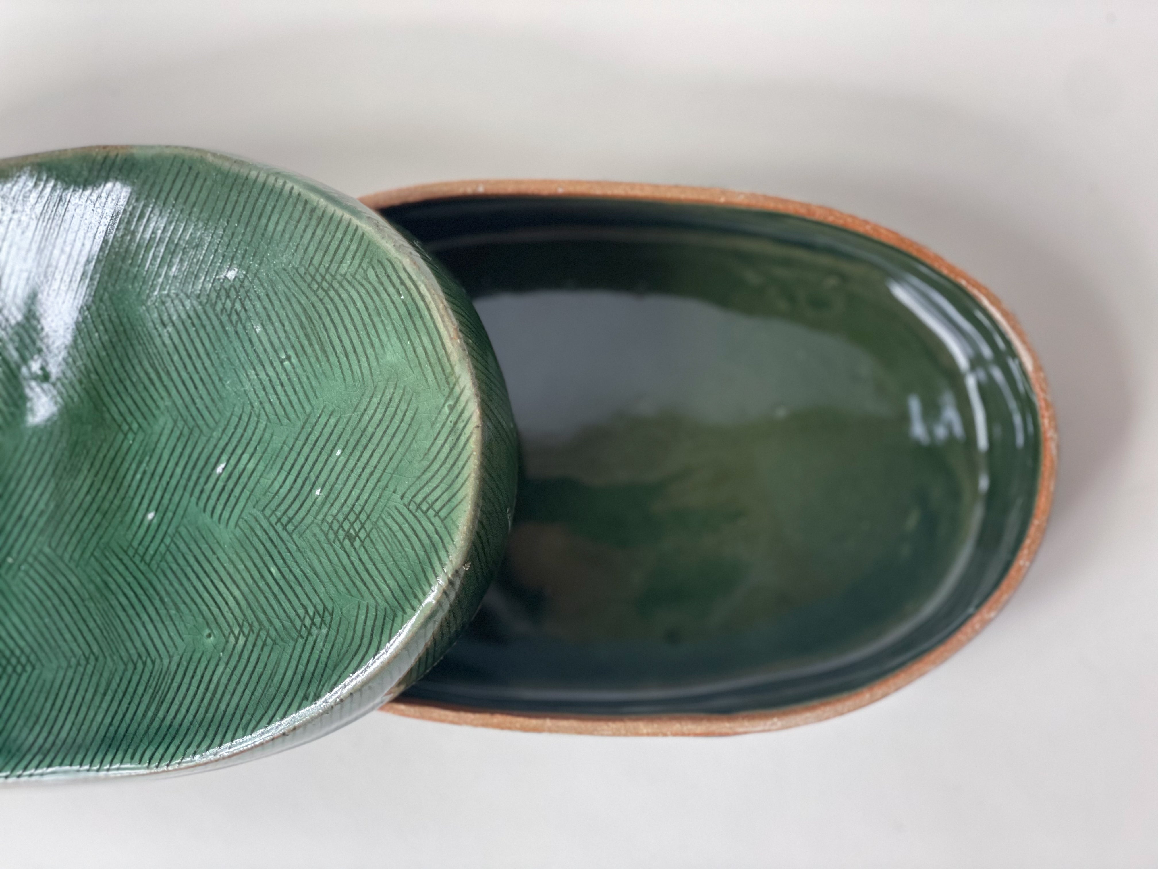 Oval keepsake box