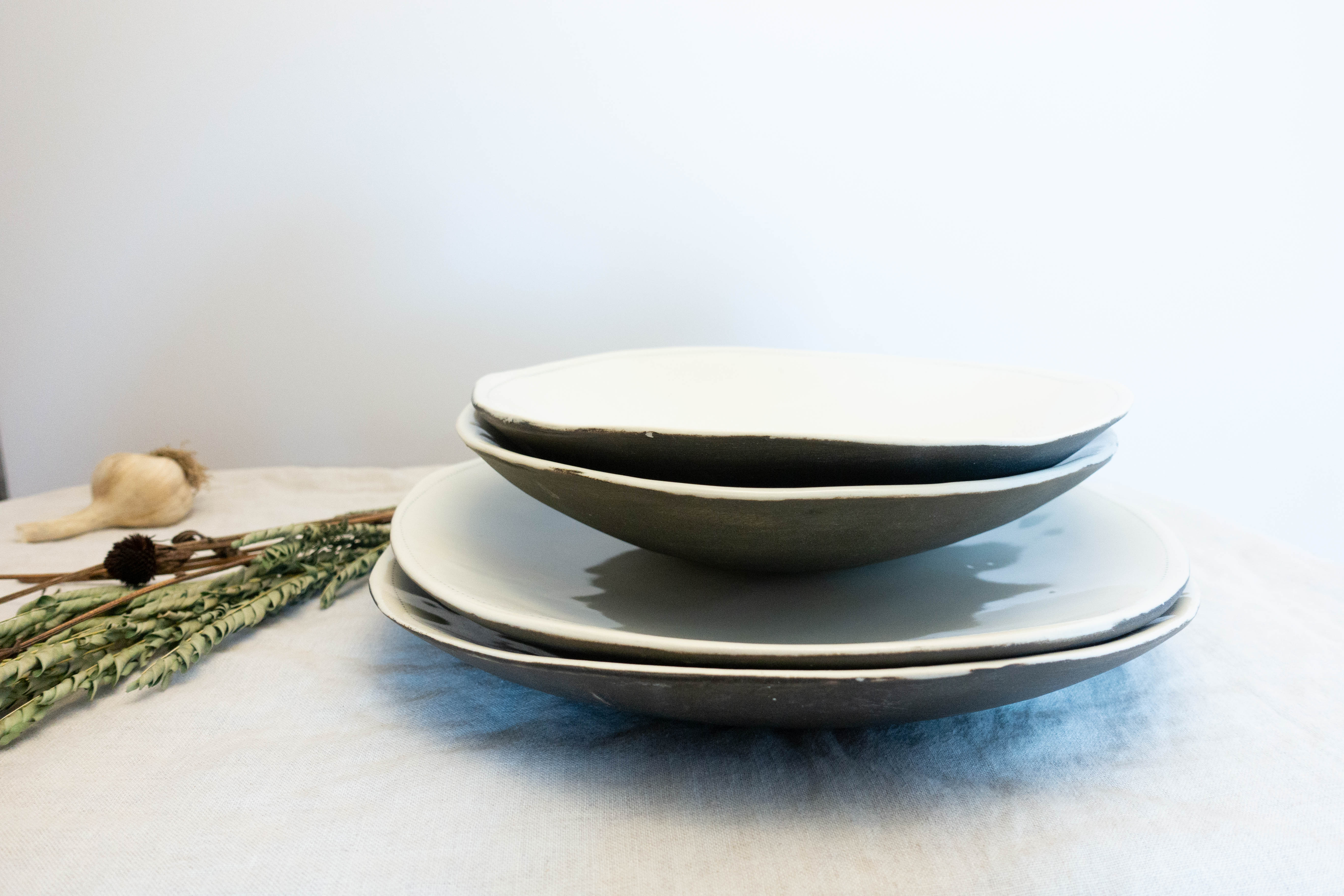 Dot curve dinnerware