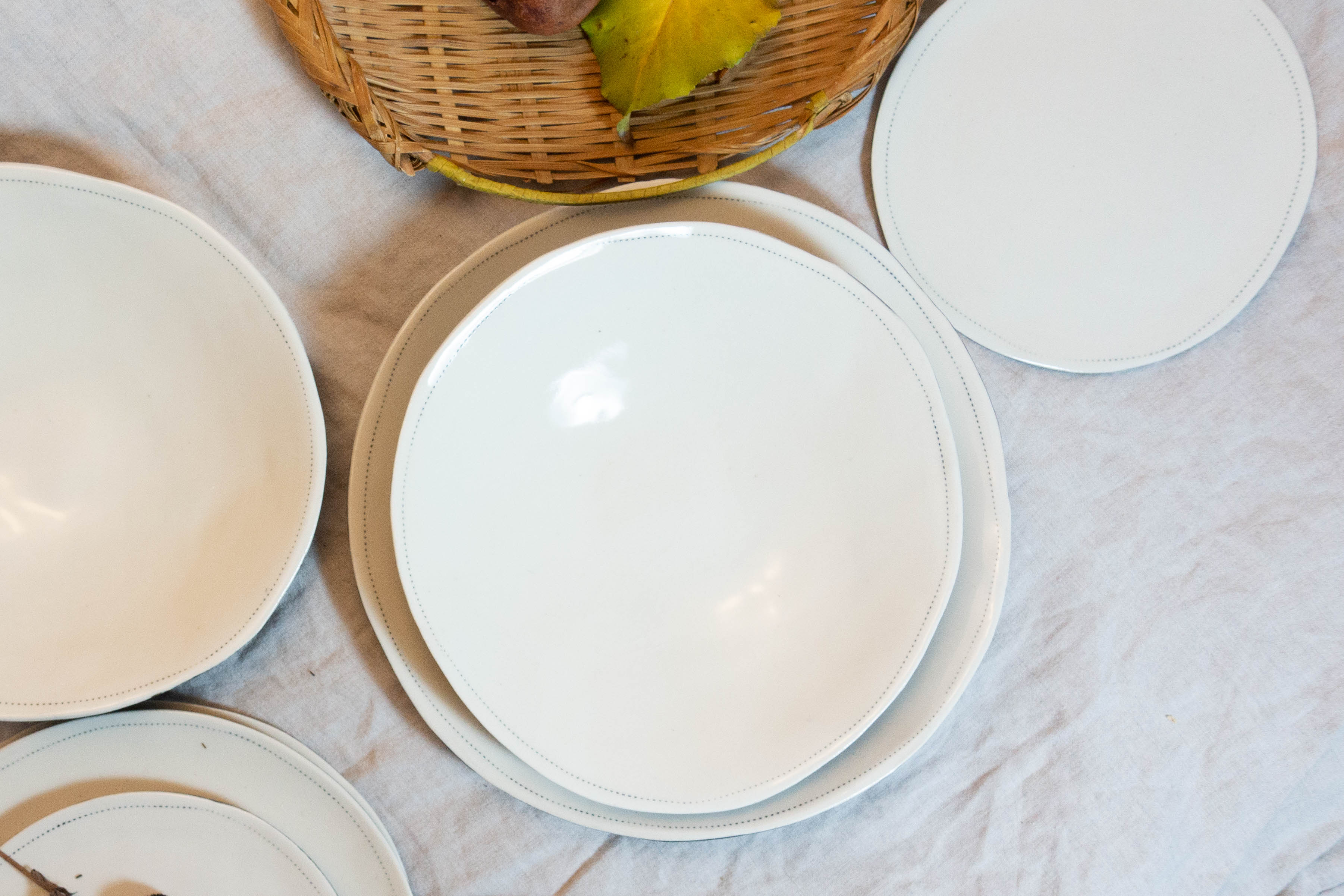 Dot curve dinnerware