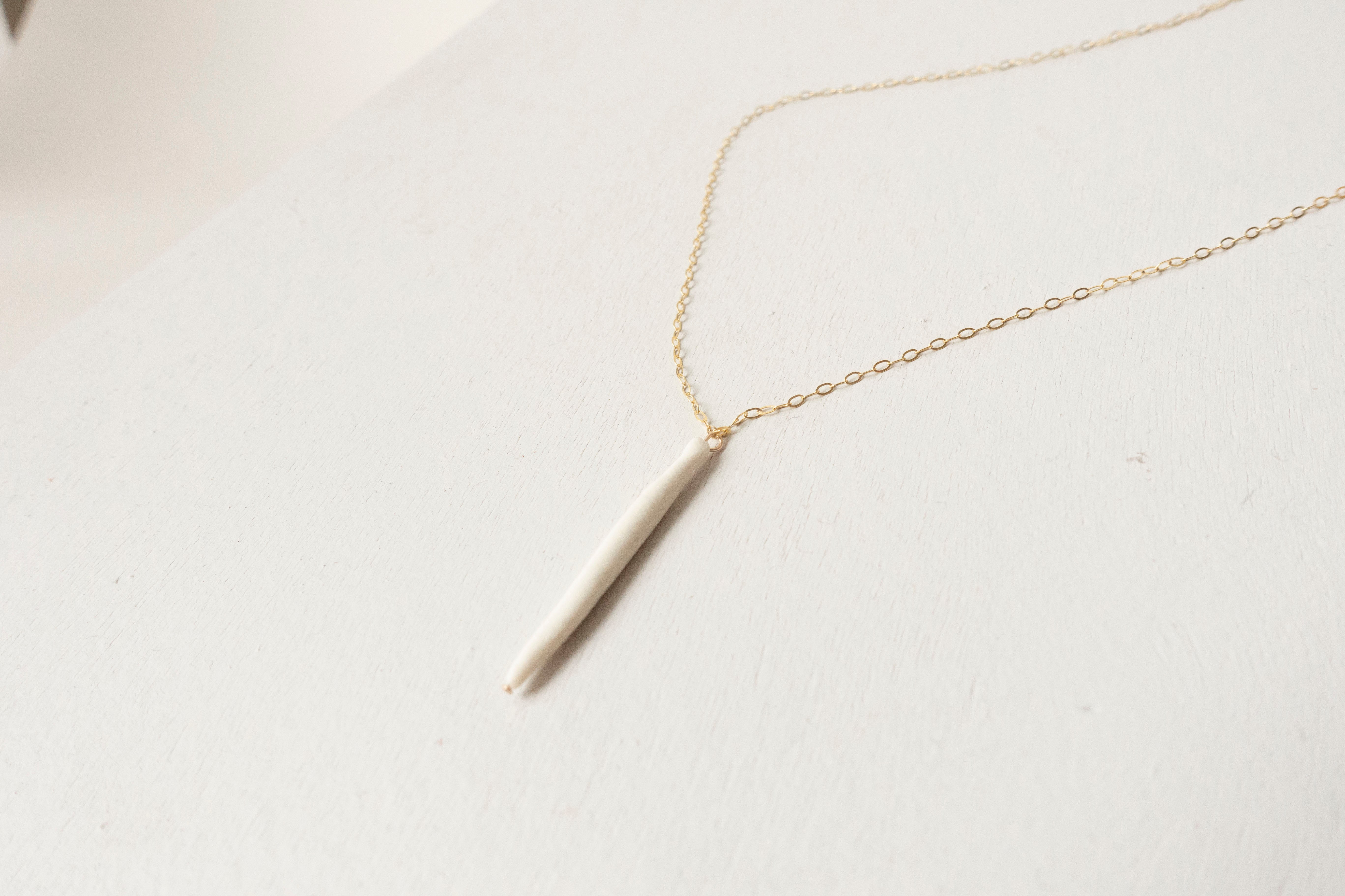 Single quill necklace white